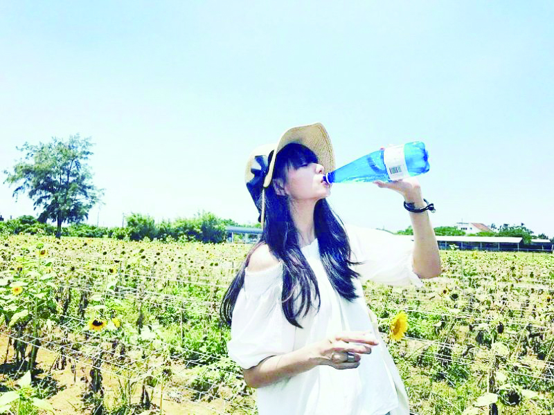 一喝甜身材就会吹汽球!在水里加一滴「这个」没热量、顺口又好喝